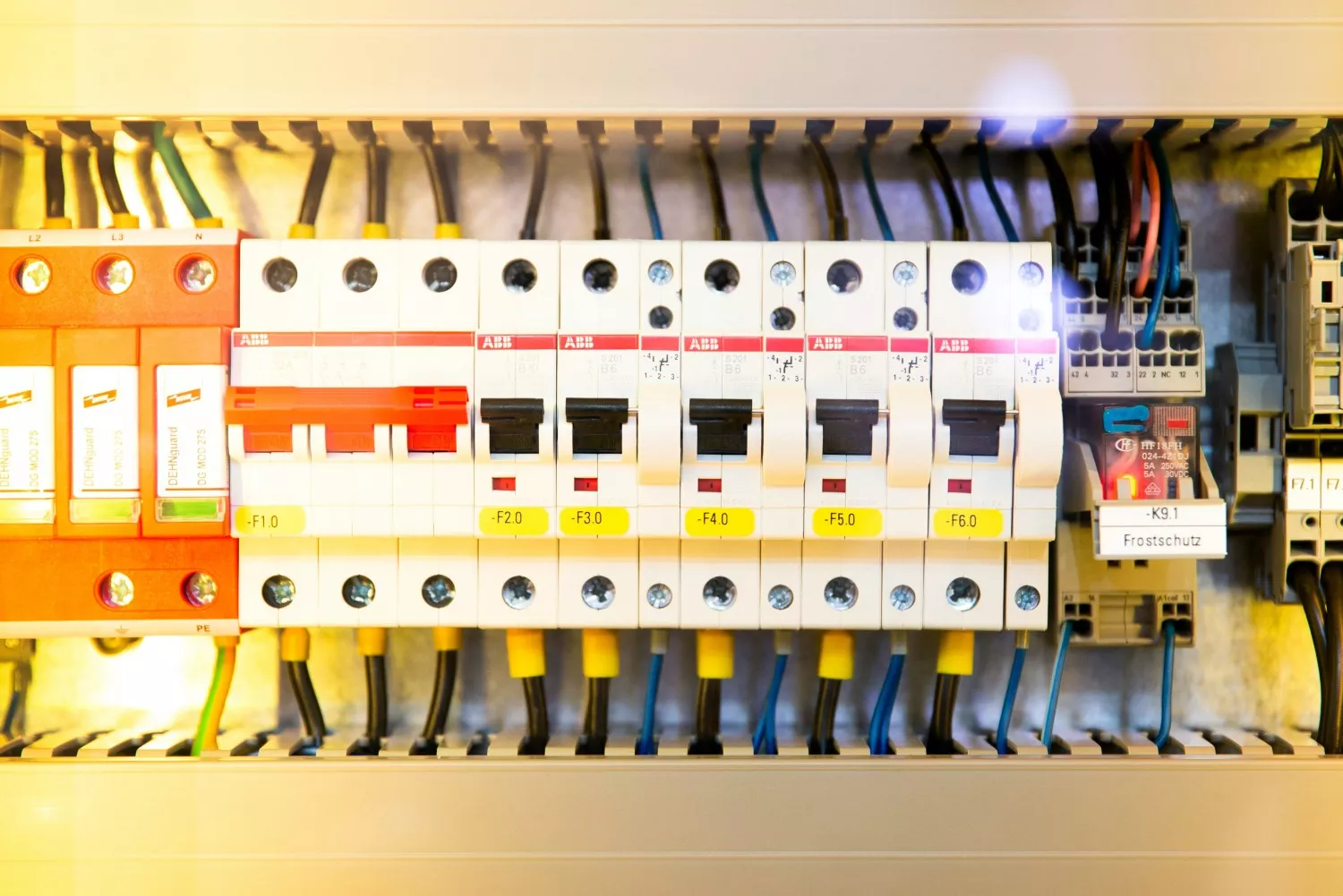 Un panel eléctrico para la luz   UNSPLASH