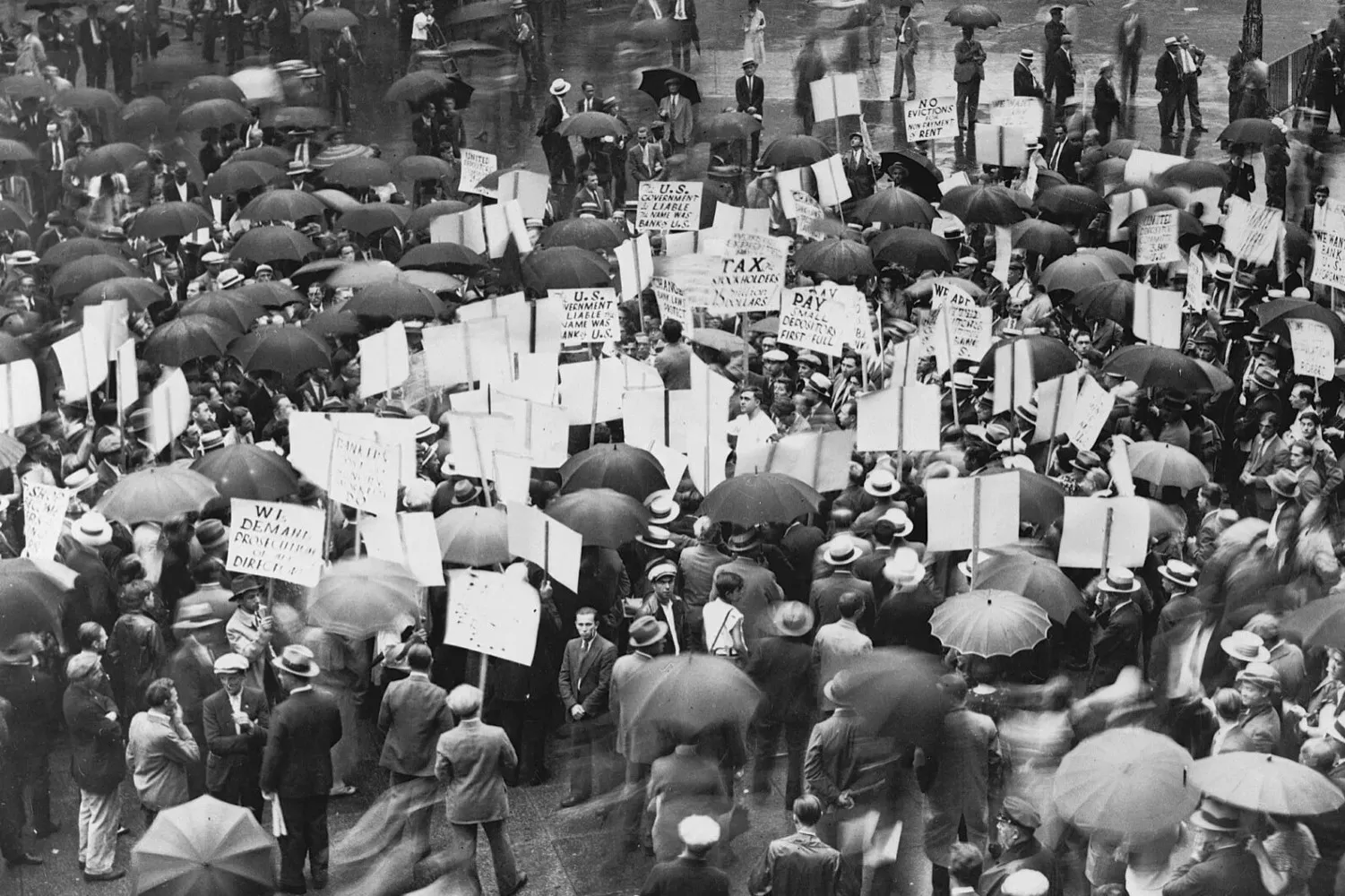 Multitud de depositantes se reúnen bajo la lluvia frente al Banco de Estados Unidos tras su quiebra / WIKIMEDIA (Por el fotógrafo del World Telegram)