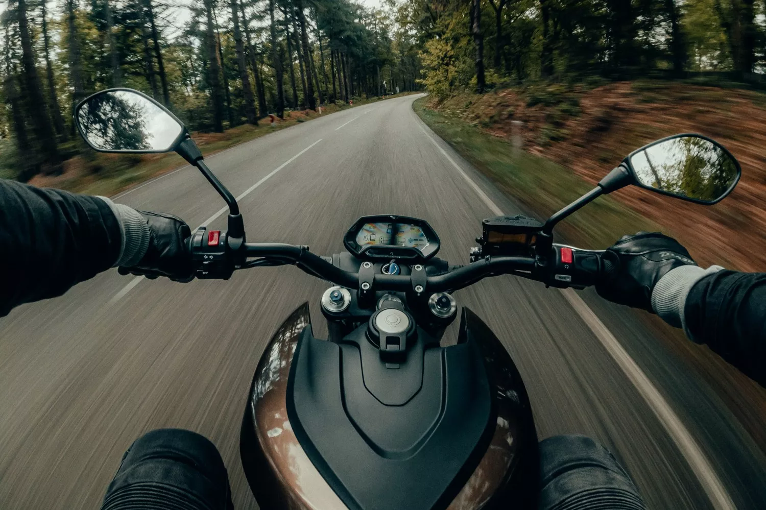 Una persona conduce una moto / UNSPLASH