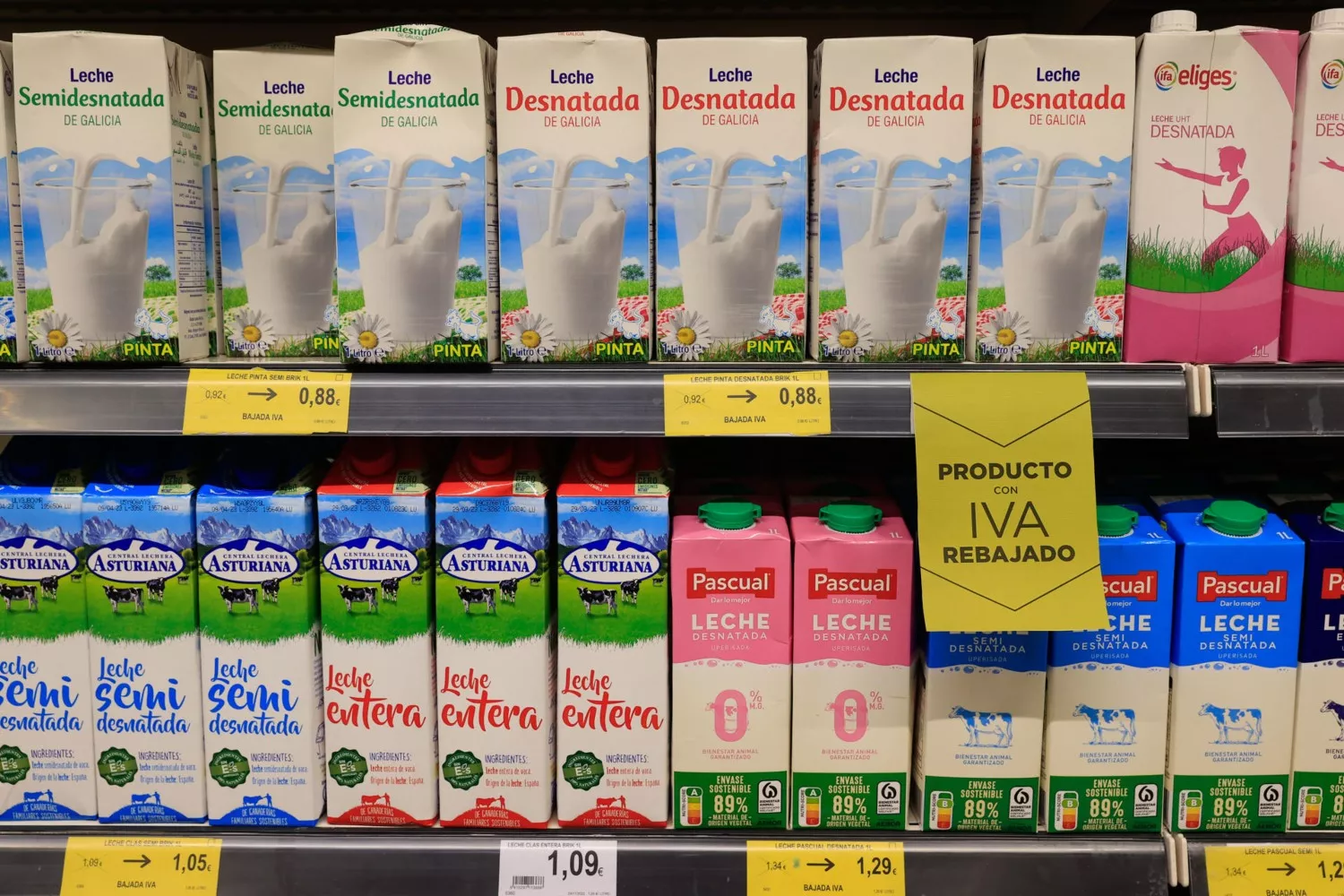 Imagen de archivo de un supermercado de Madrid con diferentes marcas de leche / Zipi Aragon - EFE