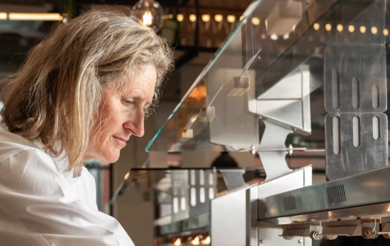 Nora Barata trabaja en la elaboración de un plato / NrF Nora Barata trabaja en la elaboración de un plato / NrF
