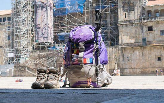 Las botas y la mochila de un peregrino en la plaza del Obradoiro, al final del Camino de Santiago / PIXABAY Las botas y la mochila de un peregrino en la plaza del Obradoiro, al final del Camino de Santiago / PIXABAY