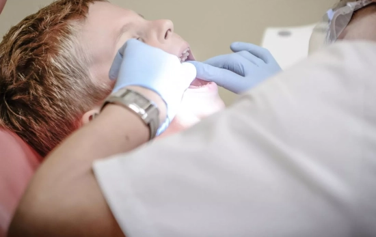 Un dentista explorando una boca en consulta/ PEXELS Un dentista explorando una boca en consulta/ PEXELS
