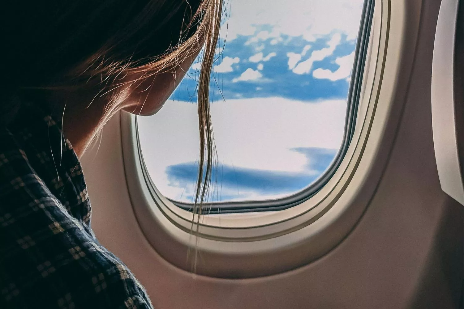 Una persona en su viaje de avión/ PEXELS