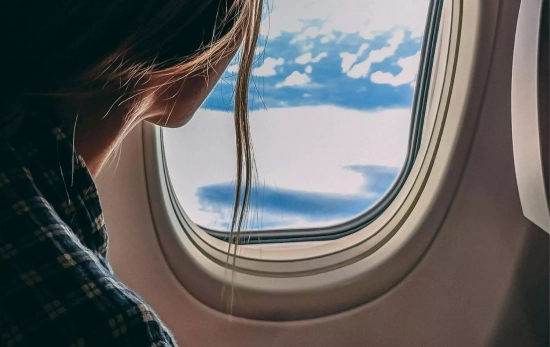 Una persona que viaja con miedo al momento de aterrizaje/ PEXELS Una persona que viaja con miedo al momento de aterrizaje/ PEXELS