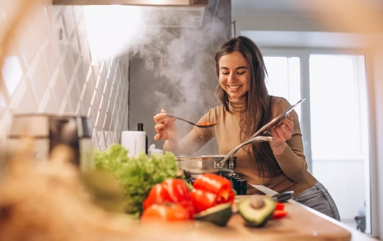Una mujer cocina / FREEPIK Una mujer cocina / FREEPIK