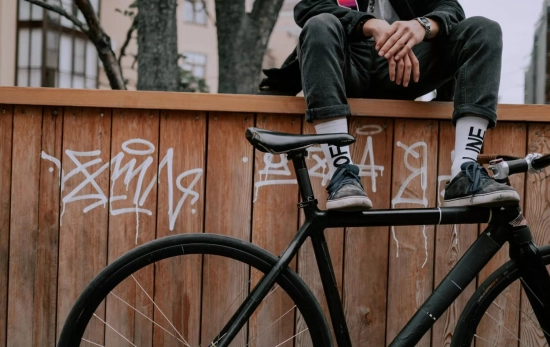 Una persona con una bici / PEXELS