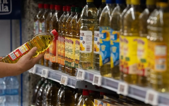 Una persona coge una botella de aceite en el supermercado / EUROPA PRESS - DAVID ZORRAKINO Una persona coge una botella de aceite en el supermercado / EUROPA PRESS - DAVID ZORRAKINO