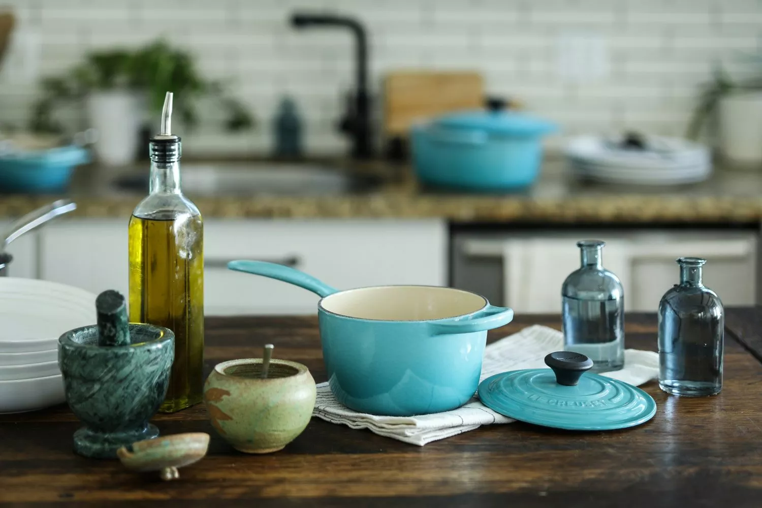 Uma garrafa de azeite e outros utensílios numa cozinha / UNSPLASH