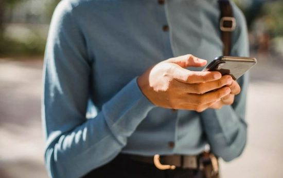 Una persona realiza una llamada telefónica fiándose de la IA de Google / PEXELS Una persona realiza una llamada telefónica fiándose de la IA de Google / PEXELS