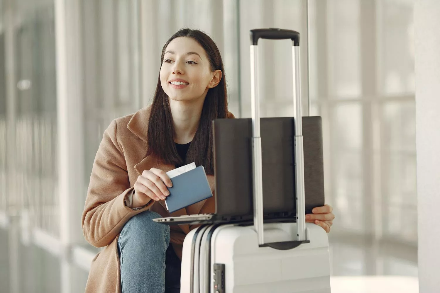 Uma pessoa com uma mala no aeroporto / PEXELS