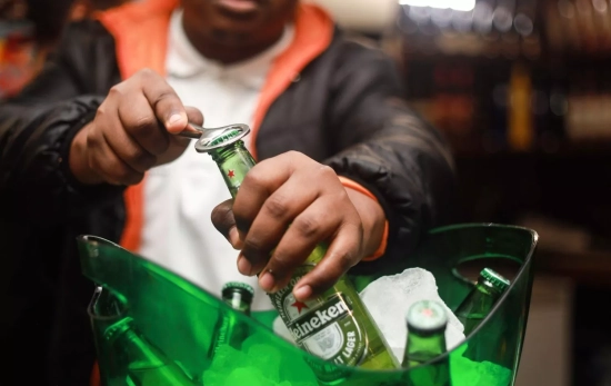 Una persona abre un tercio de cerveza / UNSPLASH Una persona abre un tercio de cerveza / UNSPLASH