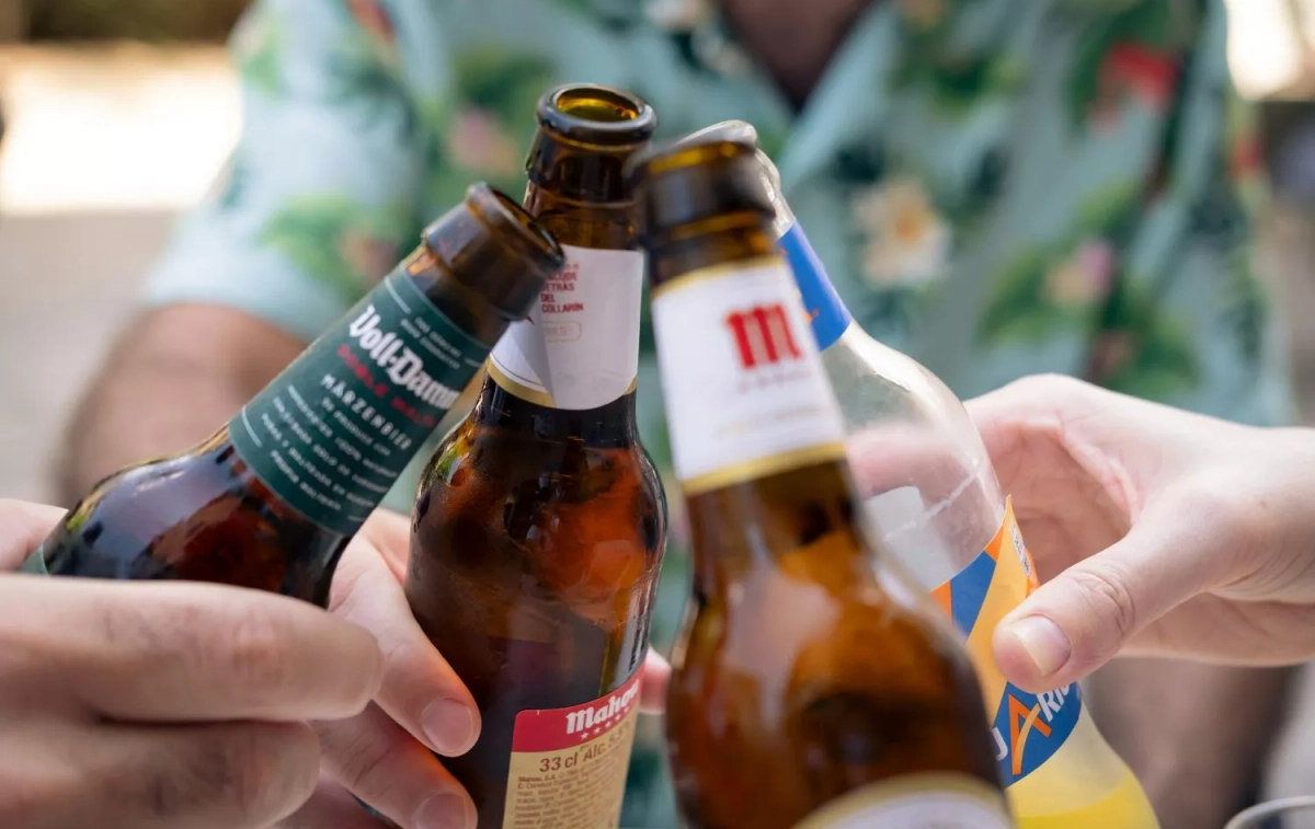 Varias personas brindan con cerveza / UNSPLASH Varias personas brindan con cerveza / UNSPLASH