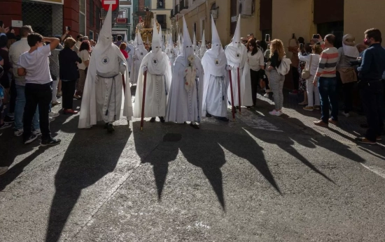 Un grupo de nazarenos / UNSPLASH