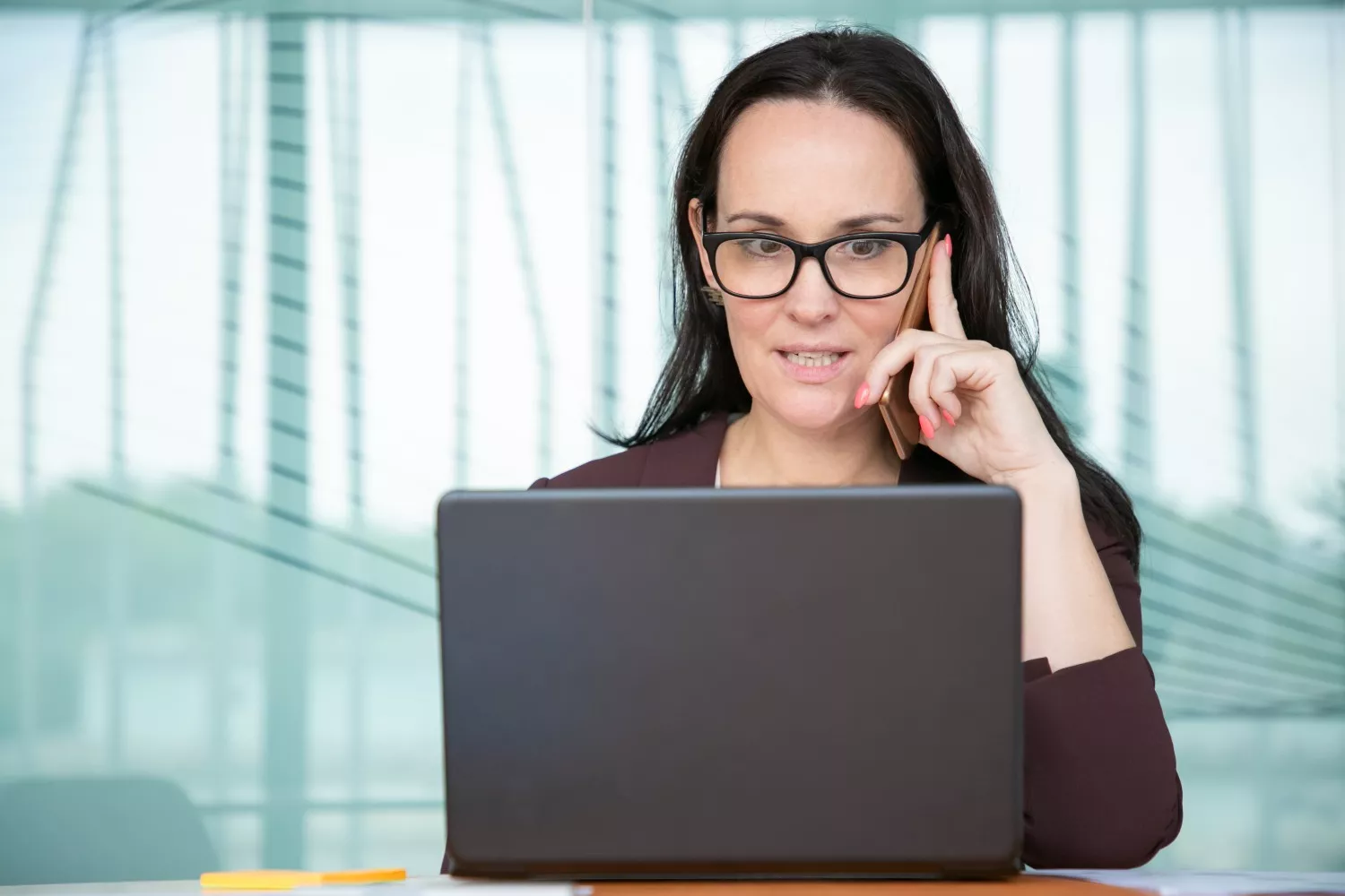 Una mujer realiza su declaración de la renta / FREEPIK  -  pch.vector