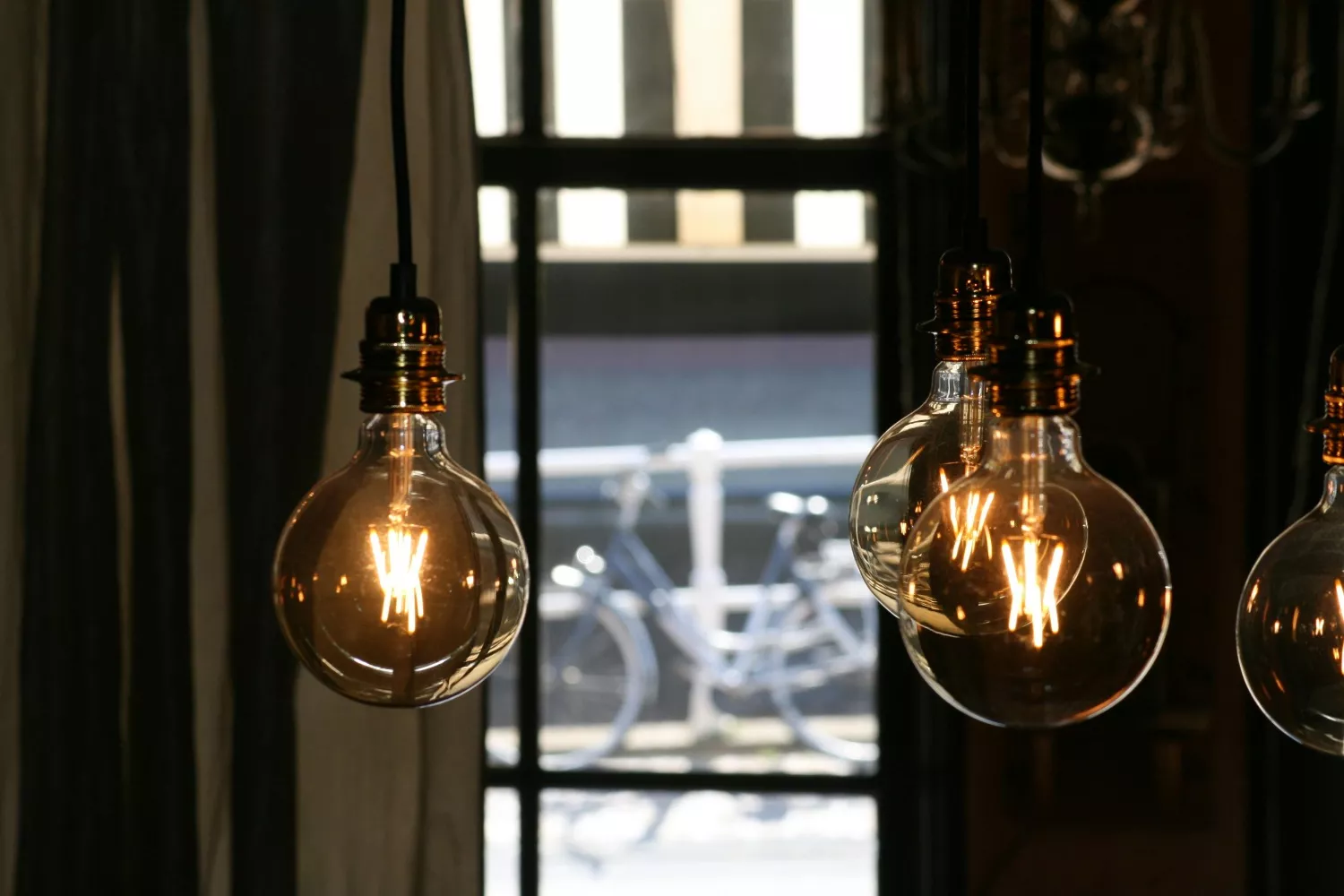 Varias bombillas emiten luz / PEXELS