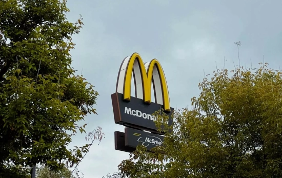 Un letrero de McDonalds Un letrero de McDonalds