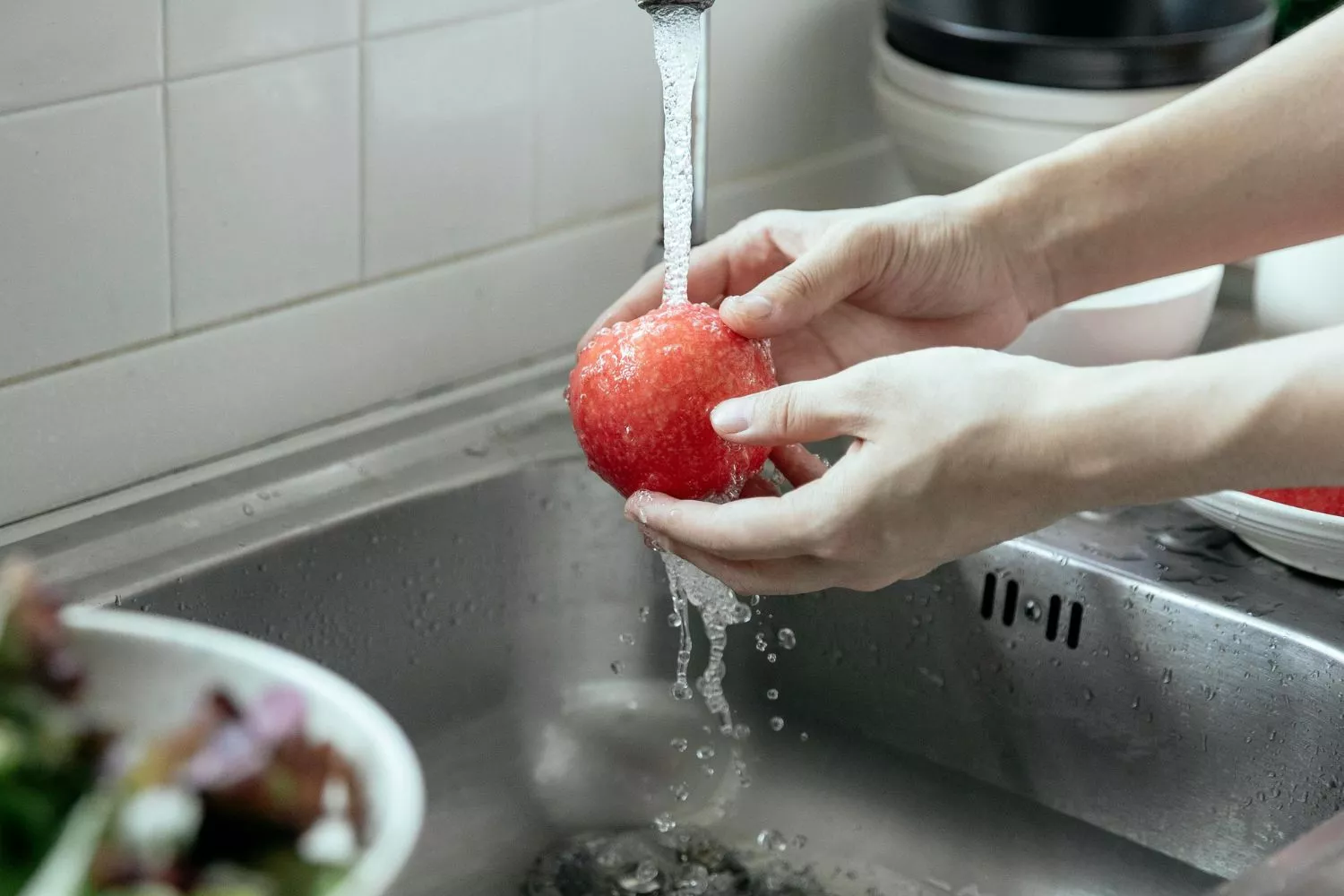 A melhor maneira de remover facilmente os pesticidas das frutas e legumes/ CG Assembly