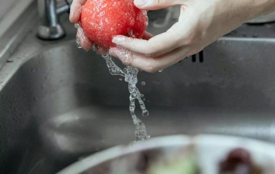 Déjate de vinagre o bicarbonato, el agua corriente puede eliminar hasta un 90% de pesticidas/ PEXELS Déjate de vinagre o bicarbonato, el agua corriente puede eliminar hasta un 90% de pesticidas/ PEXELS