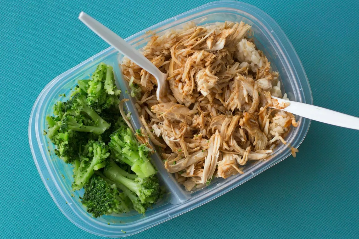 Um tupperware fora do frigorífico / PEXELS
