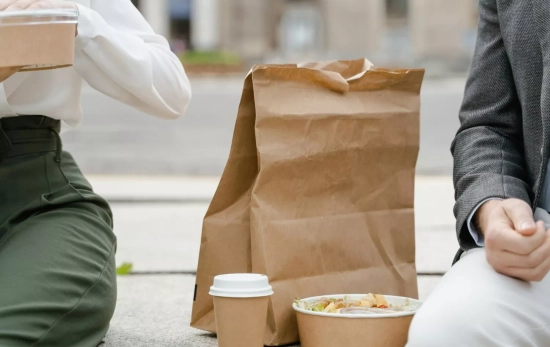 Dos personas prefieren pedir comida para llevar antes que intoxicarse por dejar su túper sin refrigerar/ PEXELS Dos personas prefieren pedir comida para llevar antes que intoxicarse por dejar su túper sin refrigerar/ PEXELS