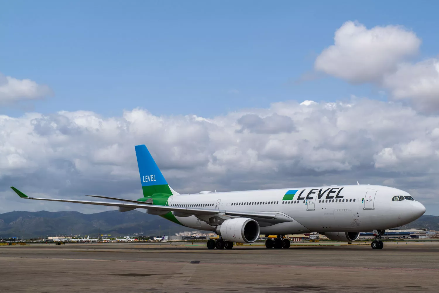 Un avión en el aeropuerto LEVEL