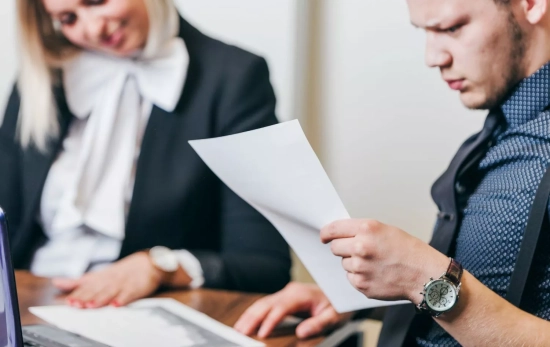 Una persona revisa un contrato / FREEPIK Una persona revisa un contrato / FREEPIK