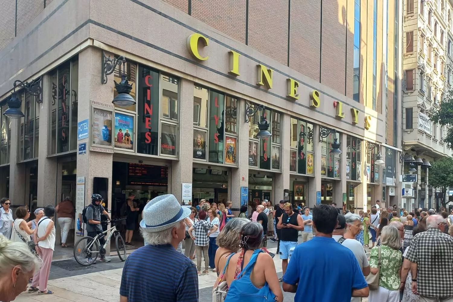 Colas en el Cine Lys de Valencia para ver una comedia / FACEBOOK