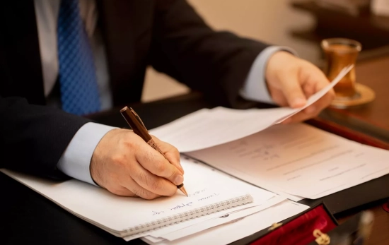 Un abogado revisa una documentación relacionada con una okupación / FREEPIK - azerbaijan_stockers Un abogado revisa una documentación relacionada con una okupación / FREEPIK - azerbaijan_stockers