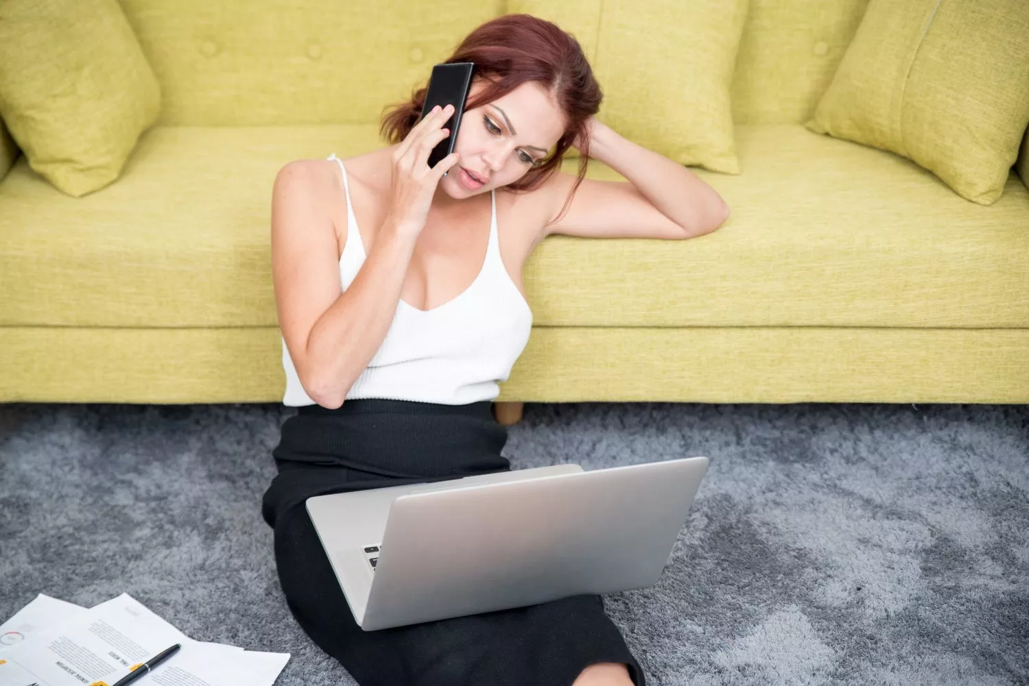 Una consumidora trata de reclamar a Julieta Moda / FREEPIK -  katemangostar