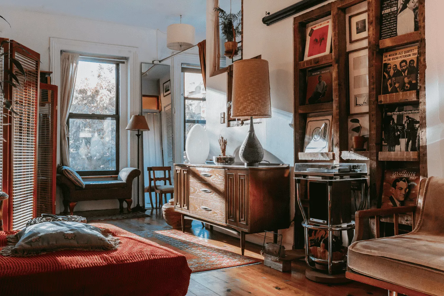 Elena Eyre, experta en decoración: "Un mueble antiguo siempre suma elegancia en un salón" / PEXELS