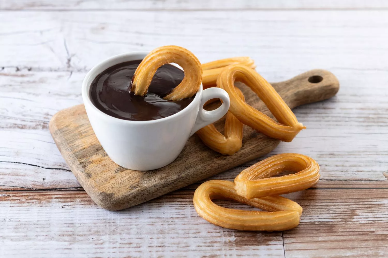 Chocolate con churros en una churrería / FREEPIK