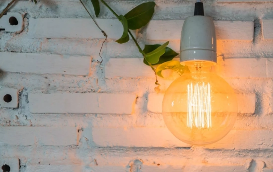 Una bombilla emite luz / FREEPIK - topntp26 Una bombilla emite luz / FREEPIK - topntp26