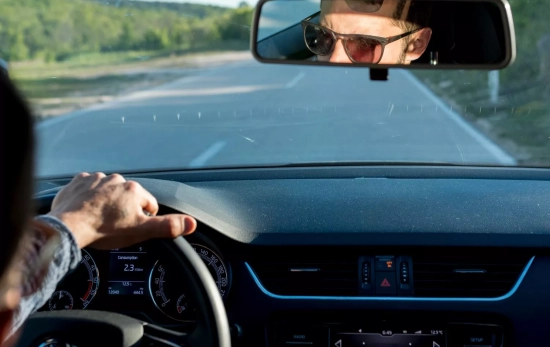 Una persona conduce su coche / FREEPIK Una persona conduce su coche / FREEPIK