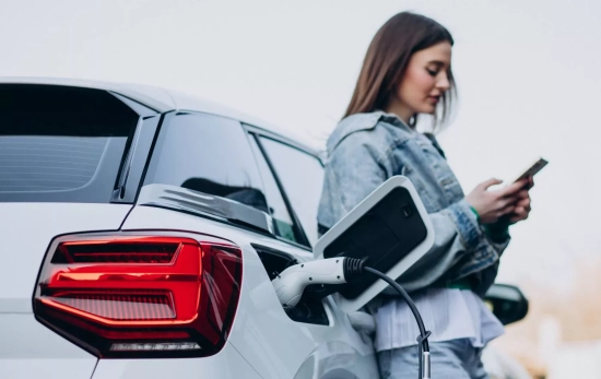 Una persona con un vehículo eléctrico / FREEPIK Una persona con un vehículo eléctrico / FREEPIK