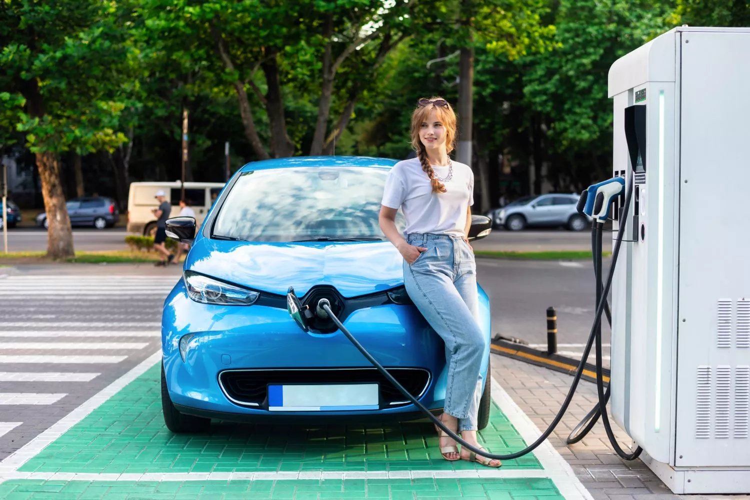 Uma pessoa recarrega o seu carro elétrico / FREEPIK - frimufilms