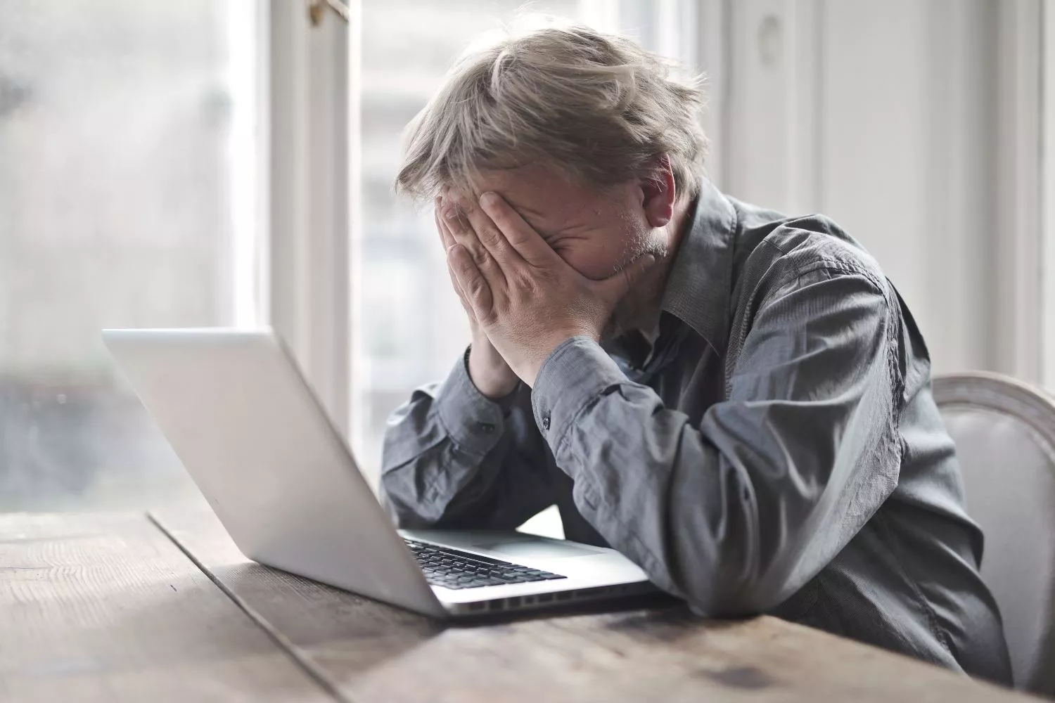 Un consumidor frustrado tras aceptar una falsa oportunidad de inversión de Unicaja / FREEPIK - wirestock