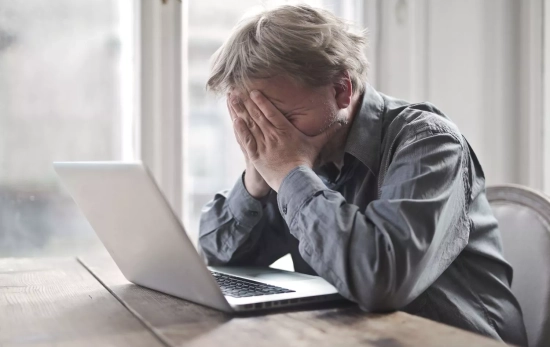 Un consumidor frustrado tras aceptar una falsa oportunidad de inversión de Unicaja / FREEPIK - wirestock Un consumidor frustrado tras aceptar una falsa oportunidad de inversión de Unicaja / FREEPIK - wirestock