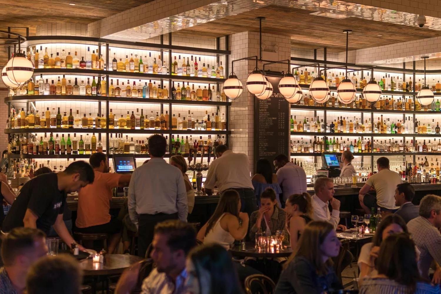 Varias personas consumen bebidas sin alcohol en un bar / PEXELS