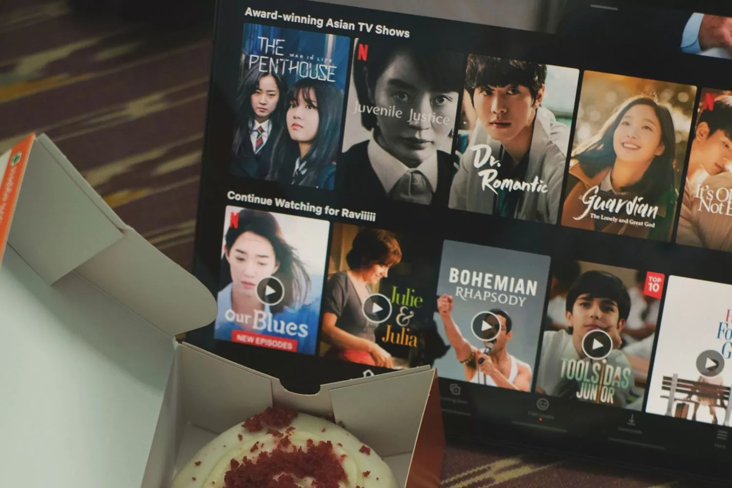Una tablet con varias películas y series disponibles en Netflix / UNSPLASH