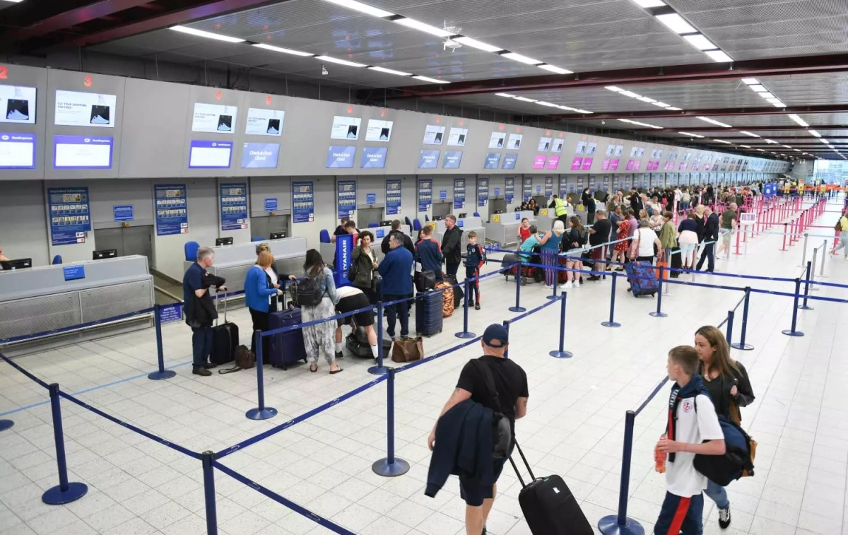 Pasajeros en el mostrador de Ryanair de un aeropuerto / UNSPLASH Pasajeros en el mostrador de Ryanair de un aeropuerto / UNSPLASH