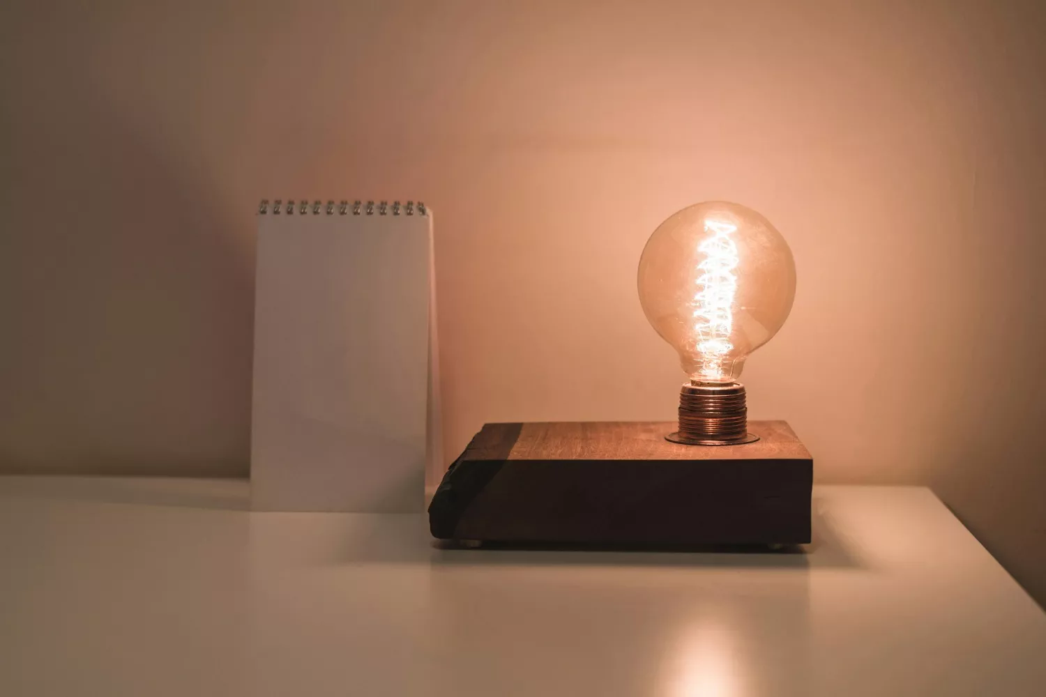 Una bombilla emite luz   PEXELS