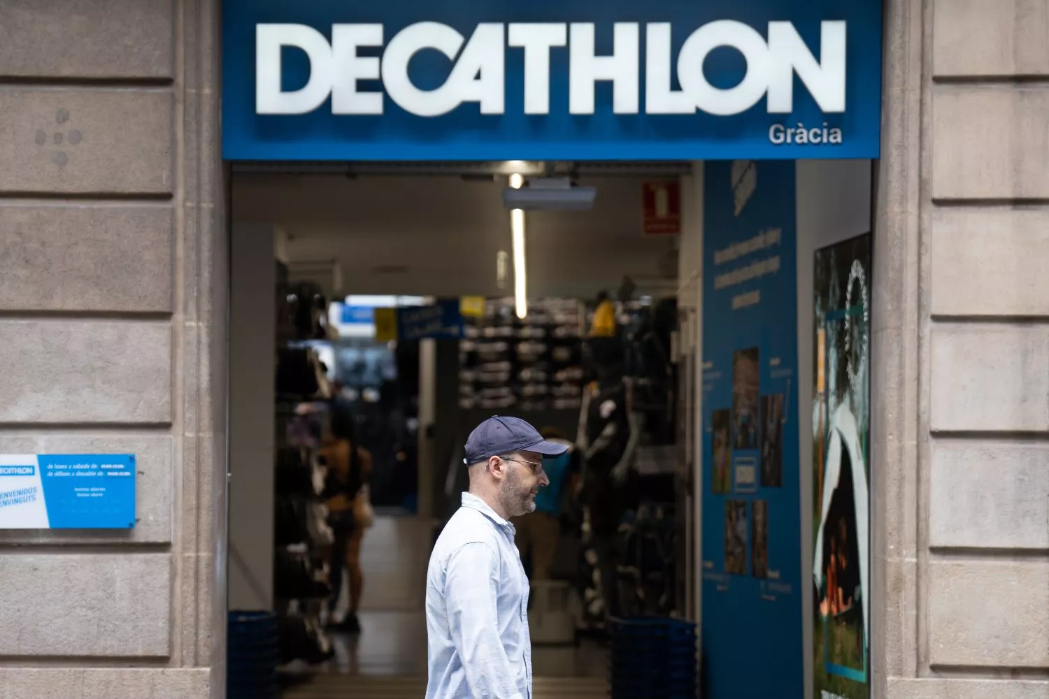 Un consumidor pasa por delante de una tienda de Decathlon / EUROPA PRESS - DAVID ZORRAKINO
