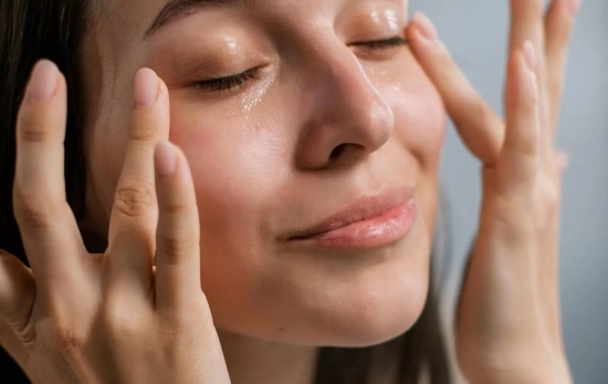 Una mujer aplicándose un SPF+50 cada mañana/ PEXELS Una mujer aplicándose un SPF+50 cada mañana/ PEXELS