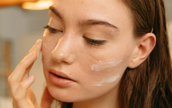 Una chica que acaba de cumplir 30 busca el mejor producto para su piel/ PEXELS Una chica que acaba de cumplir 30 busca el mejor producto para su piel/ PEXELS