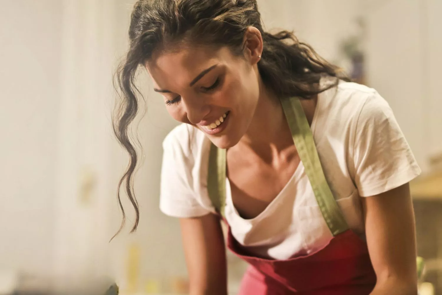 Una mujer cocina esta receta rica en proteínas y muy sencilla de preparar/ PEXELS