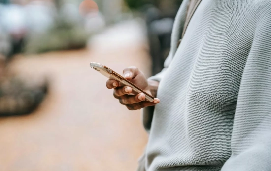 Una persona envía un SMS / PEXELS Una persona envía un SMS / PEXELS
