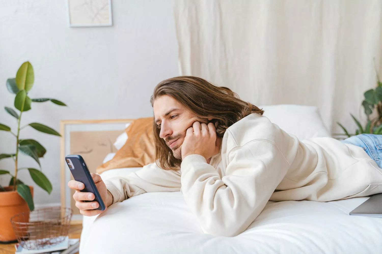 Una persona revisa en su móvil compulsivamente / PEXELS