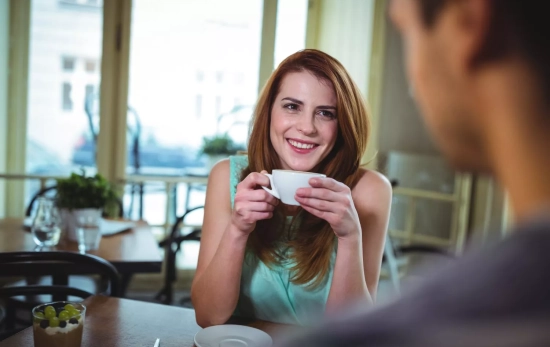 Una persona toma un café / PEXELS Una persona toma un café / PEXELS