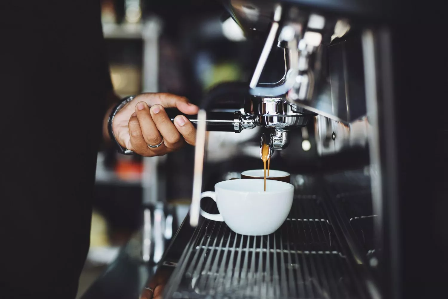 Una persona prepara un café con una cafetera tipo De'Longhi La Specialista Touch/ PEXELS